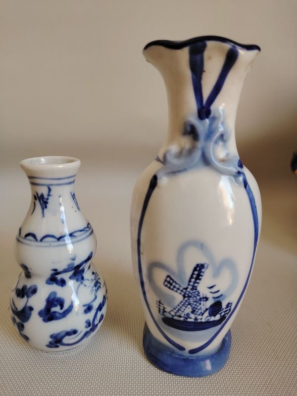 Dos floreros de porcelana azul y blanca con diseño besándose - imagen 2