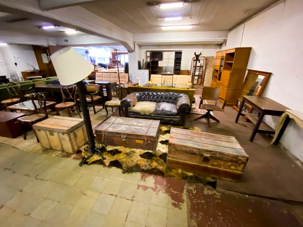 Baúl Antiguo de Madera con Herrajes Metálicos y Cuero - imagen 1