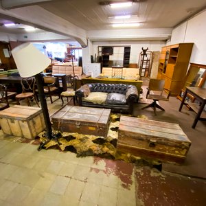 Lote anterior: Baúl Antiguo de Madera con Herrajes Metálicos y Cuero