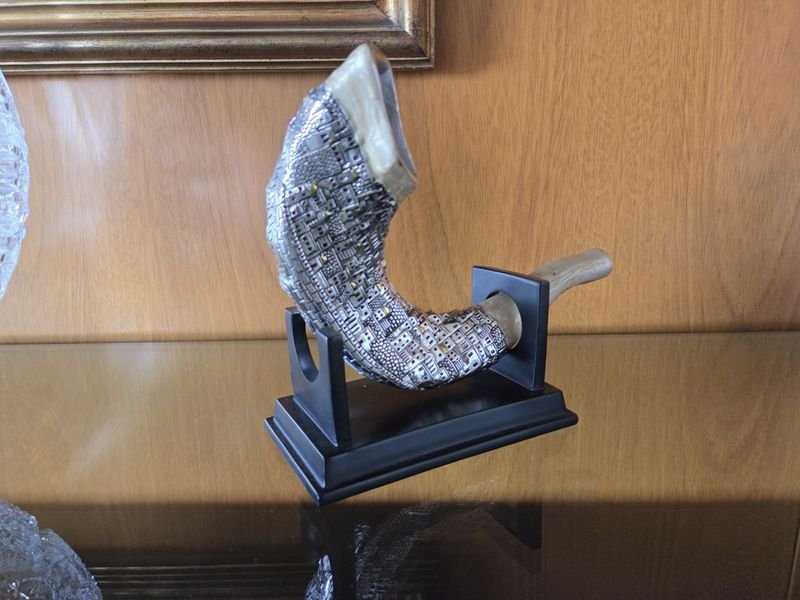 Lote siguiente: Pieza decorativa Shofar, instrumento musical ritual hecho del cuerno de un carnero u otro animal