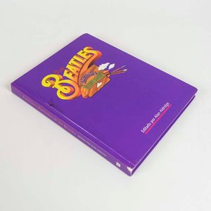 Lote siguiente: Libro Ilustrado de Canciones de The Beatles