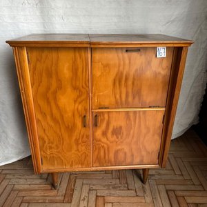 Lote siguiente: Mueble Antiguo con Tocadiscos y Discos de Pasta