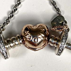 Pulsera Pandora Plata 925 con Dijes Corazón, Abeja y Llave - imagen 8
