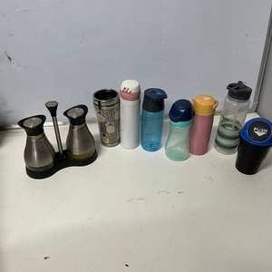 Escurridor de metal marrón con aceitera, vinagrera y 7 botellas/termos - imagen 3