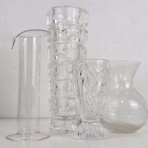 Lote de Floreros y Jarrón Decorativo en Cristal Tallado y Hielera Metálica - imagen 5