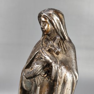 Figura Religiosa de Metal Plateado - Virgen con Cruz y Rosario - imagen 4