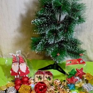 Lote siguiente: Árbol de Navidad con Adornos Navideños: Papa Noel, Bolas y Más