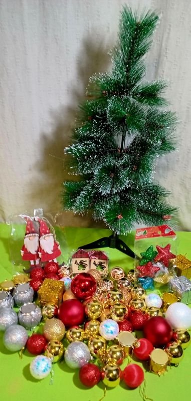 Árbol de Navidad con Adornos Navideños: Papa Noel, Bolas y Más