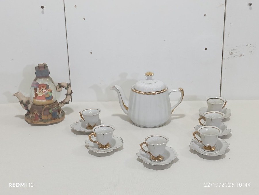 Juego de Café Blanco con Detalles Dorados y Tetera Decorativa Bola de Nieve