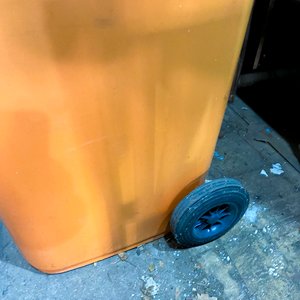 Contenedor de Residuos Naranja con Ruedas - imagen 4