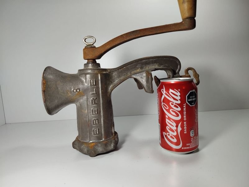 Antigua picadora de carne en hierro marca HEBERLE con manivela y cabo de madera - imagen 3