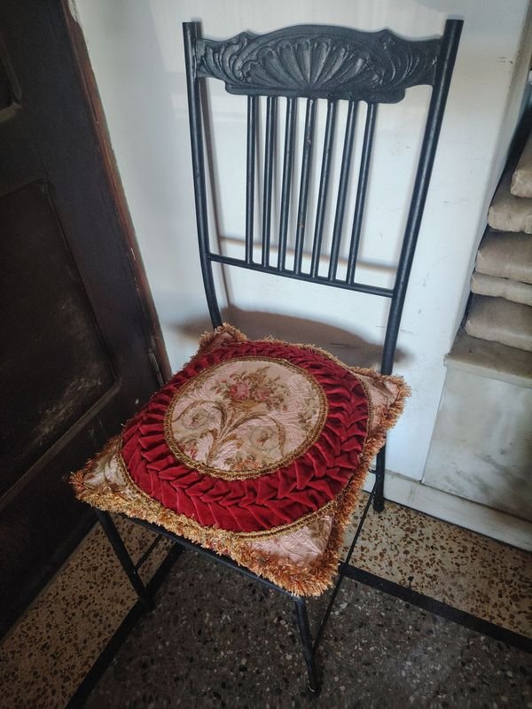 Silla sólida de hierro forjado y asiento madera con almohadón terciopelo rojo y gobelino con diseño - imagen 6