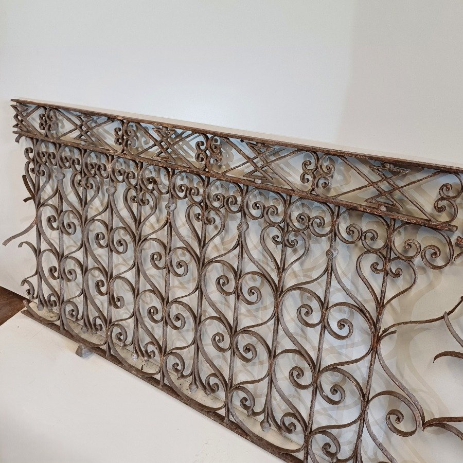 Lote anterior: Reja antigua de metal con diseño espiral