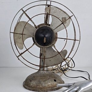 Lote siguiente: Antiguo Ventilador de Mesa Metálico