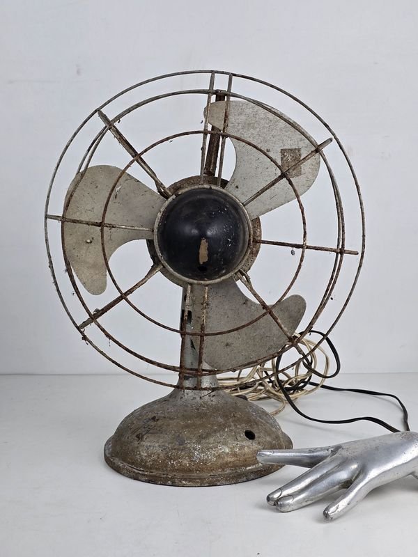 Antiguo Ventilador de Mesa Metálico
