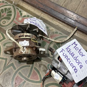 Lote anterior: Dos motores de lavarropas, uno funciona