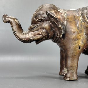 Elefante de Bronce Decorado con Detalles de Desgaste - imagen 8