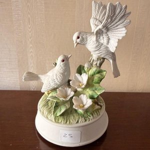 Lote siguiente: Figura Decorativa Musical de Pájaros Blancos con Flores