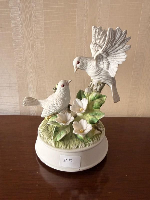 Figura Decorativa Musical de Pájaros Blancos con Flores