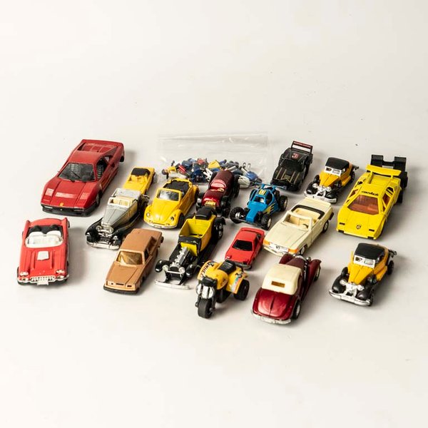 17 autitos colecciones varias (algunos con averias) y lote de muñequitos Playmobil.