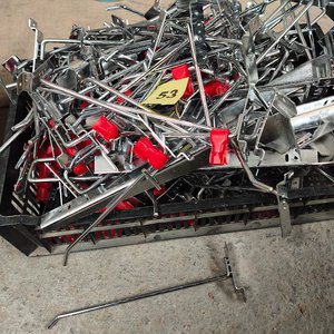 Lote de Ganchos Metálicos para Exhibición Comercial con Portaprecios - imagen 3
