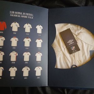 Camiseta Club Nacional de Football Edición Especial 120 Años Umbro Talle XXL - imagen 3