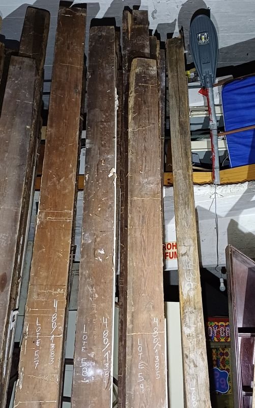 Seis tirantes de pinotea con rastros de polilla para decoración - imagen 3