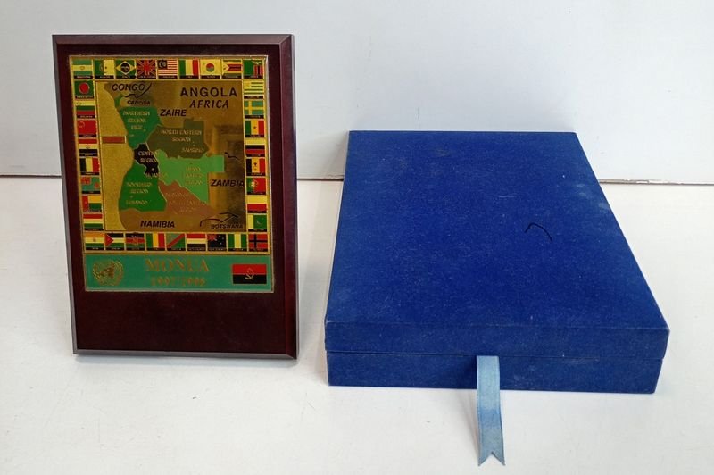 Placa Conmemorativa Mapa Angola MONUA 1997/1998 con Estuche Original