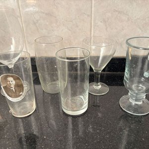 Jarra y Vasos de Vidrio con Detalles Dorados y Grabados - imagen 3