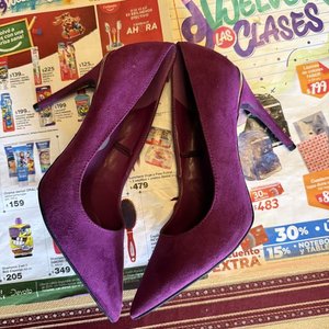 Zapatos de taco aguja Marc Fisher color morado - imagen 3