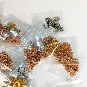 Lote de 50 Cadenitas Doradas y Plateadas con Dijes de Letras Variadas - imagen 3