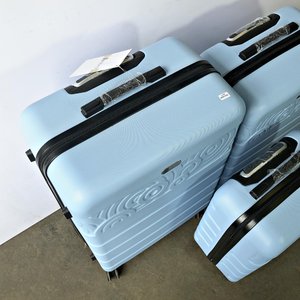 Set de 3 Valijas Rígidas Krute Celestes con Relieve y 4 Ruedas - imagen 2