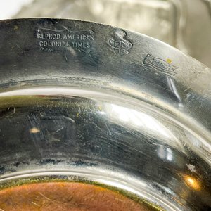 Lote de 6 piezas de metal plateado: centro repujado, cenicero, pastillero y bombilla - imagen 6