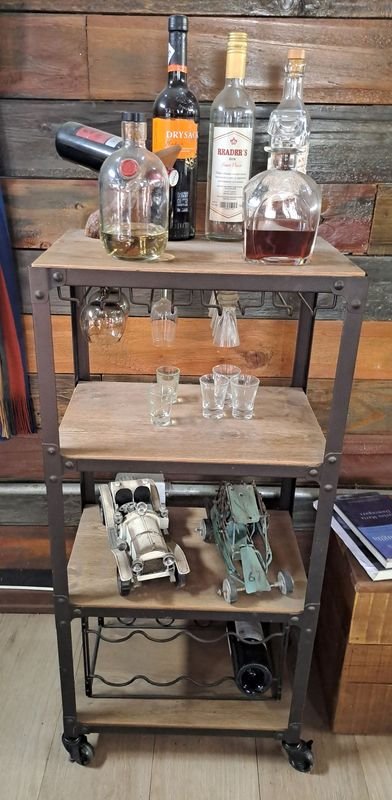 Lote siguiente: Barcito con estructura metálica y soporte para copas y botellas