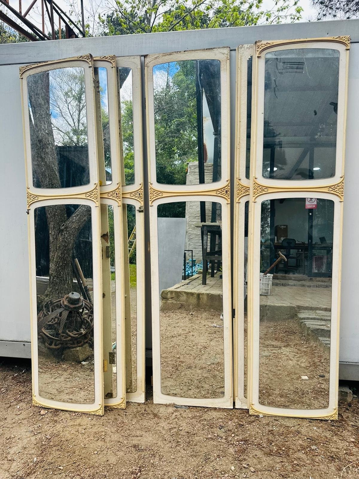 Seis Hojas de Puerta de Placard con Espejos y Marco Dorado