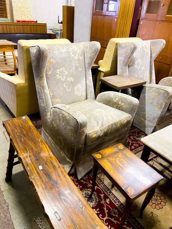 Sillón de Estilo "Orejero" Tapizado con Diseño Floral