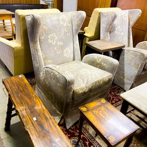 Sillón de Estilo "Orejero" Tapizado con Diseño Floral - imagen 1