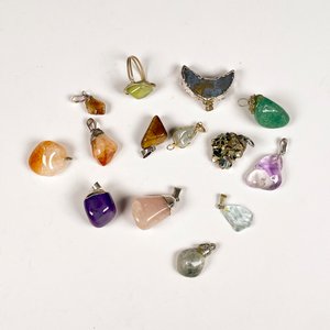 Lote de Catorce Colgantes de Piedras Naturales Variadas - imagen 2