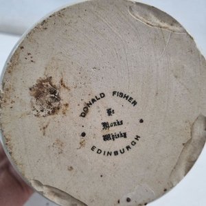 L 346 - 1 Pieza - Antigua jarra de ceramica de tipo gres en dos tonos, con boca vertedora y asa, de la firma "Donald Fisher & Monks Whisky Edinburgh" (Con detalles esteticos por el paso del tiempo) - imagen 4