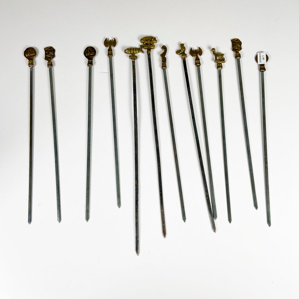 Lote siguiente: Brochetas con figuras de bronce