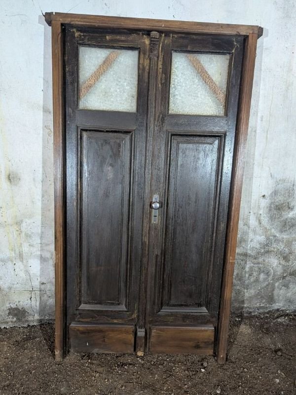 Lote siguiente: Puerta antigua de frente doble hoja y marco en cedro