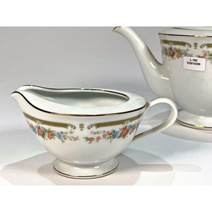 Juego de Porcelana Japonesa Blanca con Decoración Floral: Tetera, Azucarero y Lechera - imagen 3