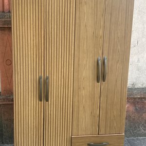 Lote anterior: Ropero de madera con puertas y cajones