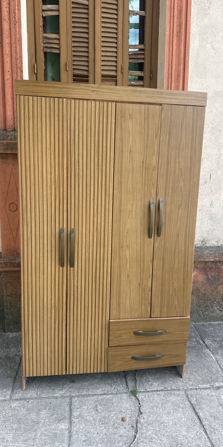 Ropero de madera con puertas y cajones