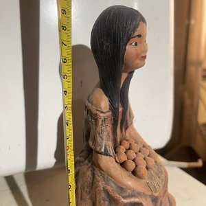 Escultura Artesanal Paraguaya en Terracota Policromada: Campesina con Cesta - imagen 4