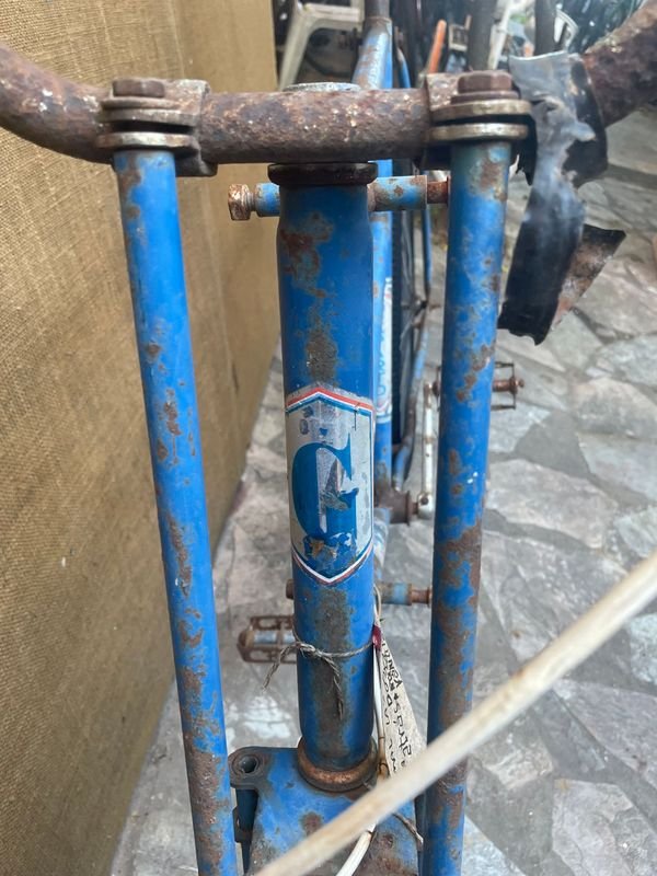 Bicicleta de Reparto Antigua con Canastos y Cartelería