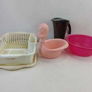 Lote siguiente: Lote de 4 Piezas de Bazar: Escurreplatos, Pato de Baño, Jarra y Bowl