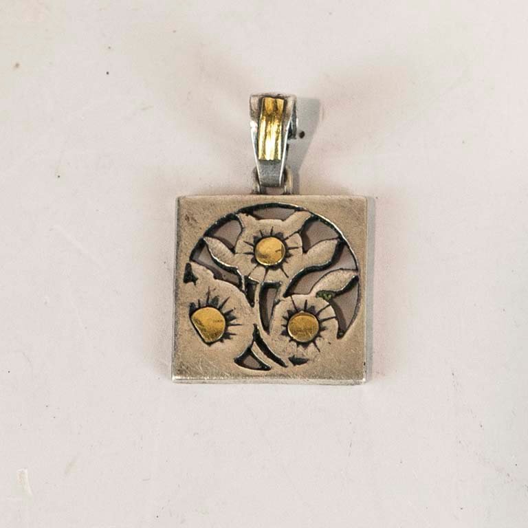 Lote anterior: Colgante de plata y oro en diseño floral