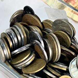 Lote de Monedas Varias y Billetes de Uruguay y África - imagen 2