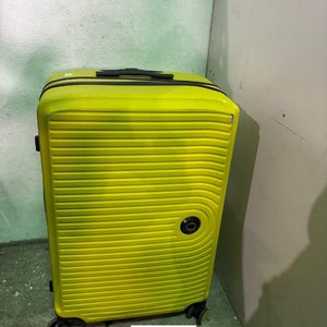 Valija Grande de Plástico Amarilla con Detalle en Cierre - imagen 6